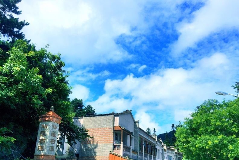 景点介绍----杜鹃山庄.jpg